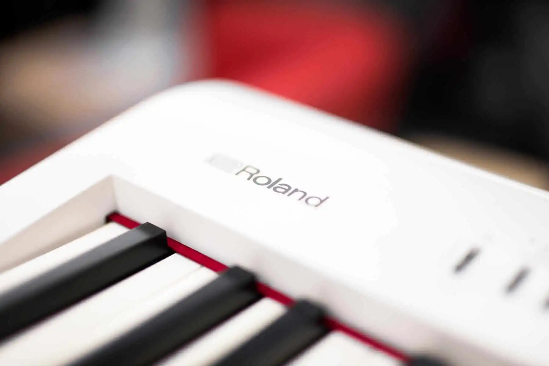 Roland Presenta un Nuevo Modelo de Piano con Drones para su 50 Aniversario