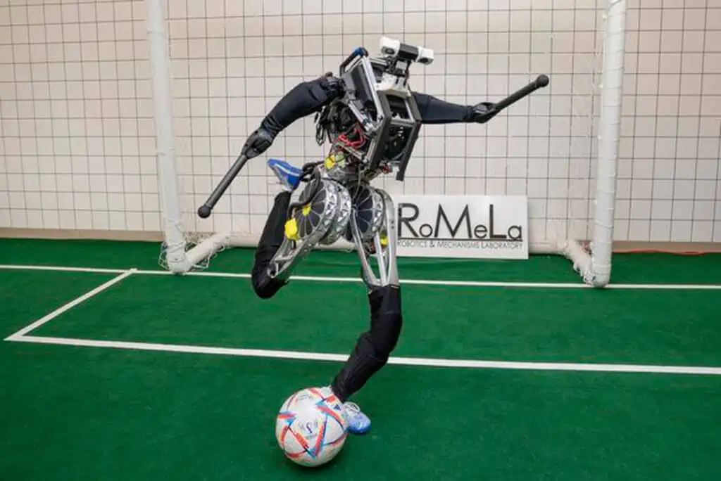 El robot que juega fútbol como un aficionado humano
